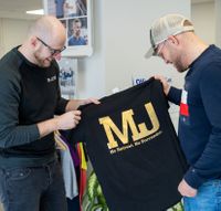 Lange Jassmann zugeschnitten Textildruck-T-Shirt-Ubergabe-MJ INTERNET